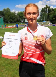 Foto von Leona mit Urkunde und Goldmedaille